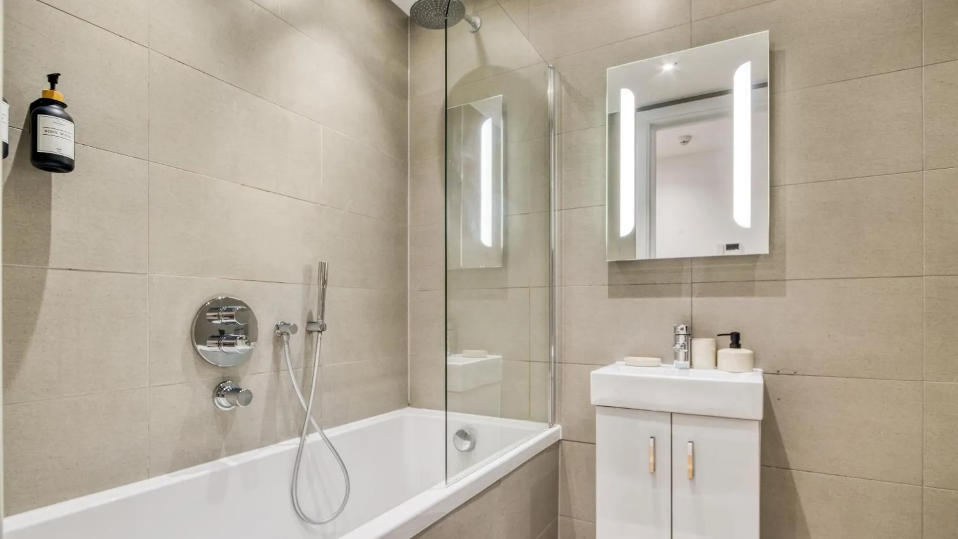 A Vibrant 2 Bed & 2 Bath In Old Street Zone 1 Apartment London