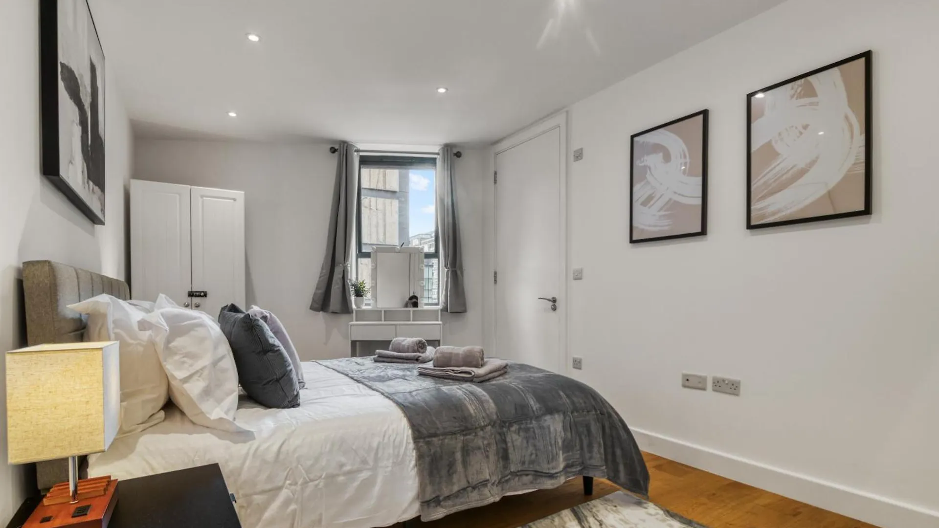 A Vibrant 2 Bed & 2 Bath In Old Street Zone 1 Apartment London