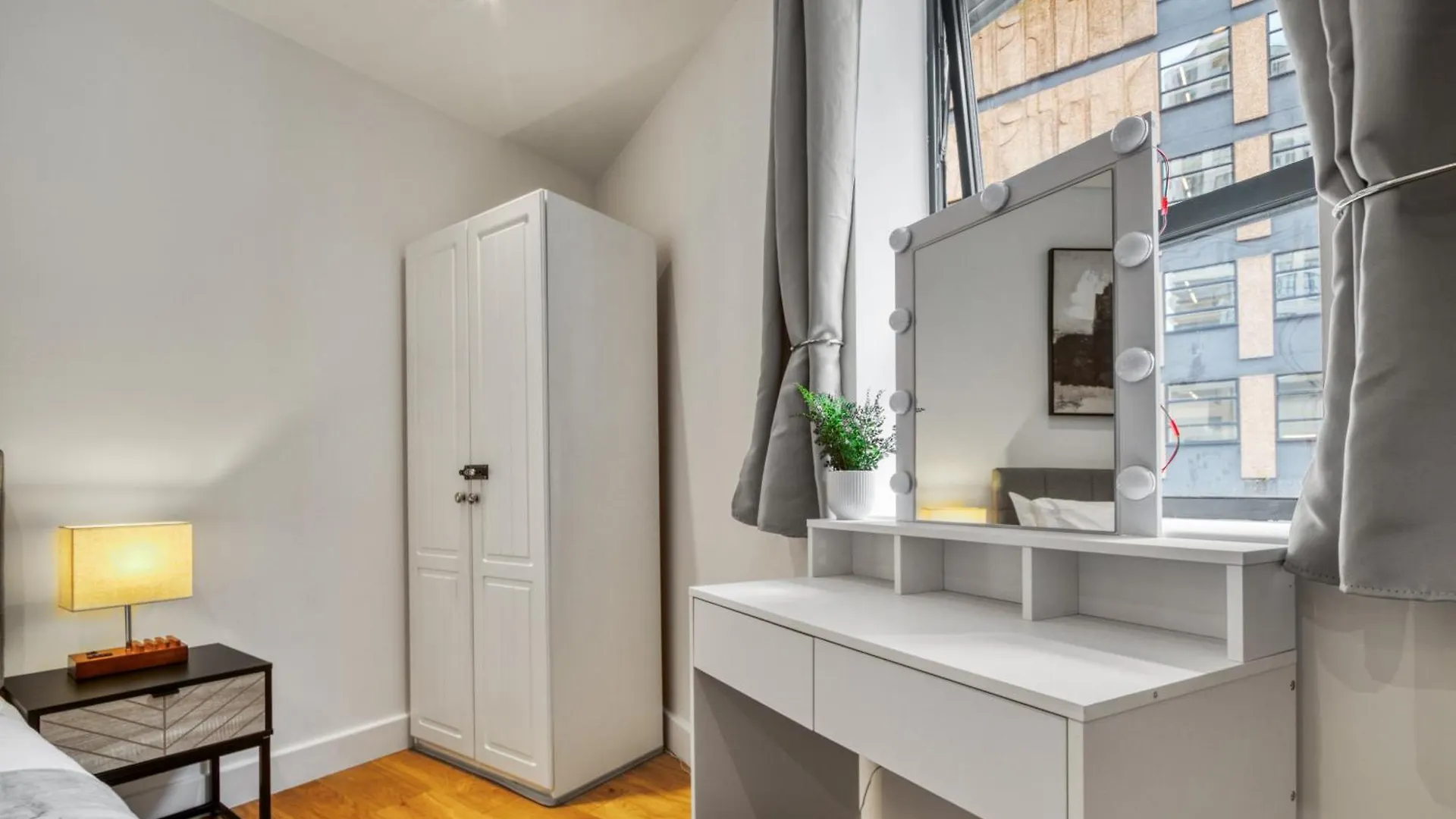 A Vibrant 2 Bed & 2 Bath In Old Street Zone 1 Apartment London