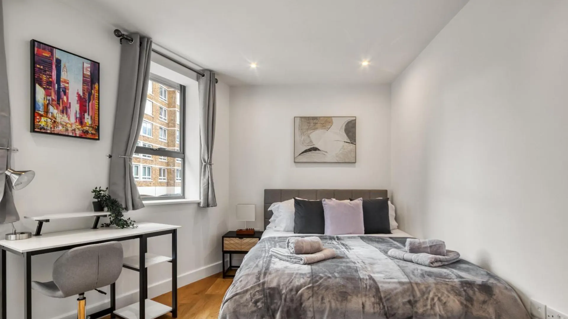 A Vibrant 2 Bed & 2 Bath In Old Street Zone 1 Apartment London