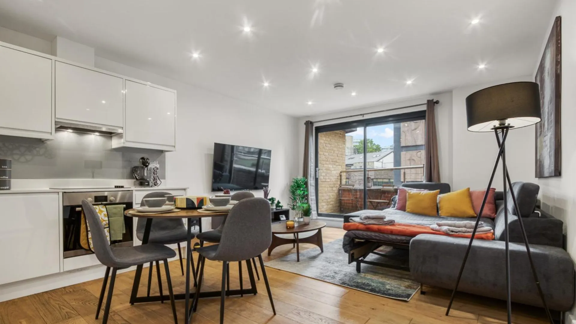 A Vibrant 2 Bed & 2 Bath In Old Street Zone 1 Apartment London