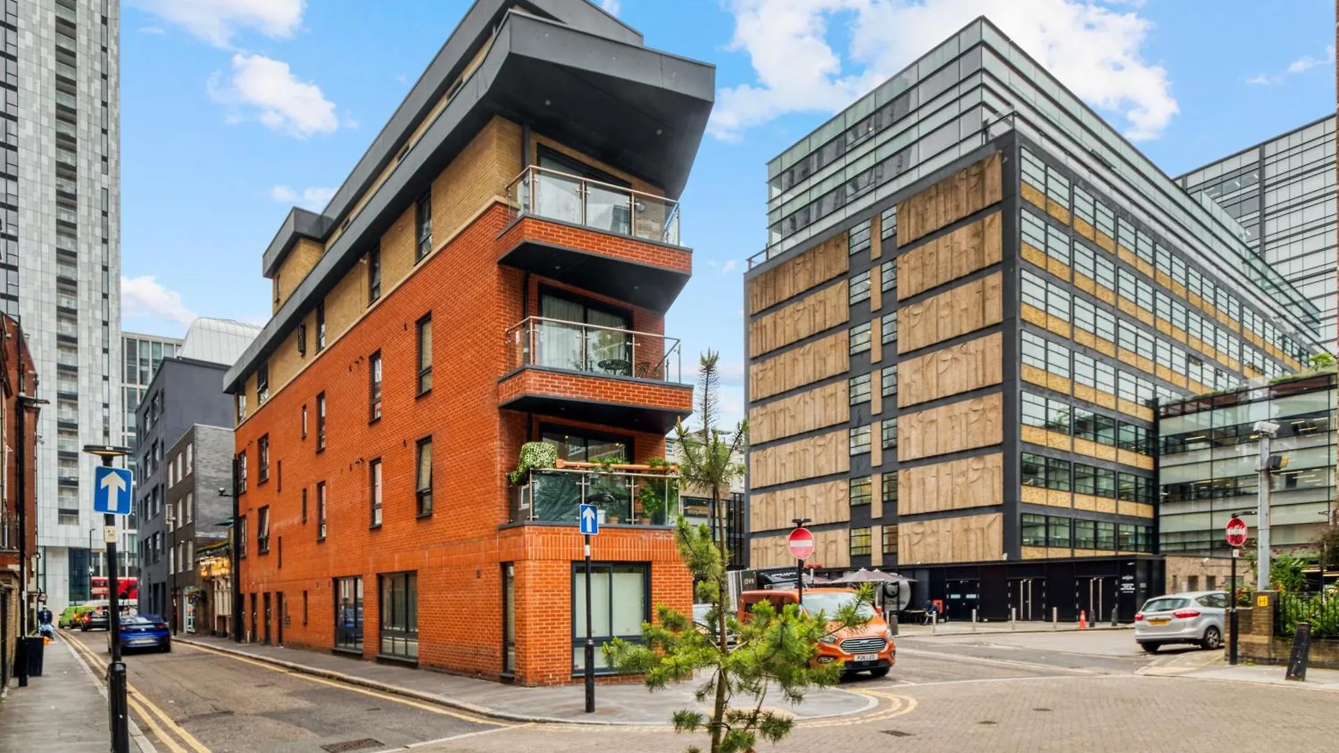 A Vibrant 2 Bed & 2 Bath In Old Street Zone 1 Apartment London