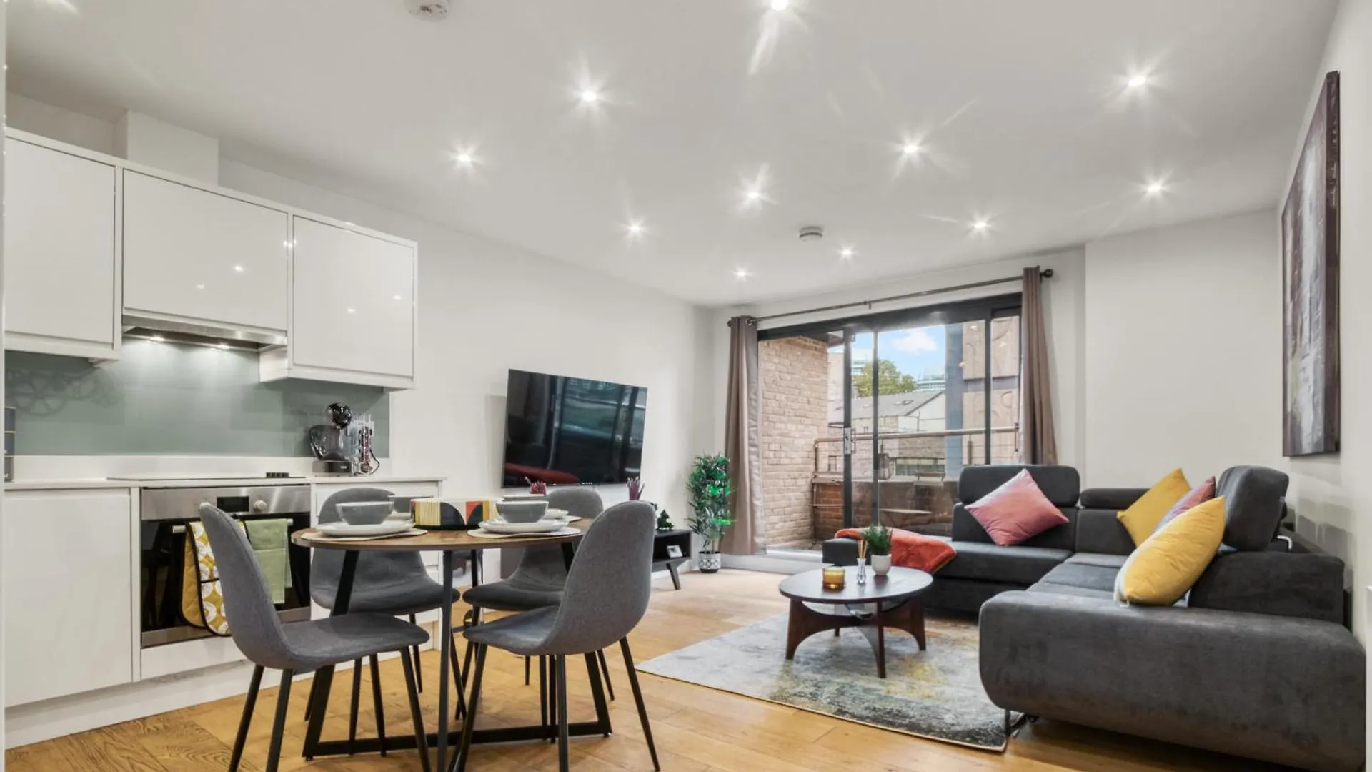 A Vibrant 2 Bed & 2 Bath In Old Street Zone 1 Apartment London