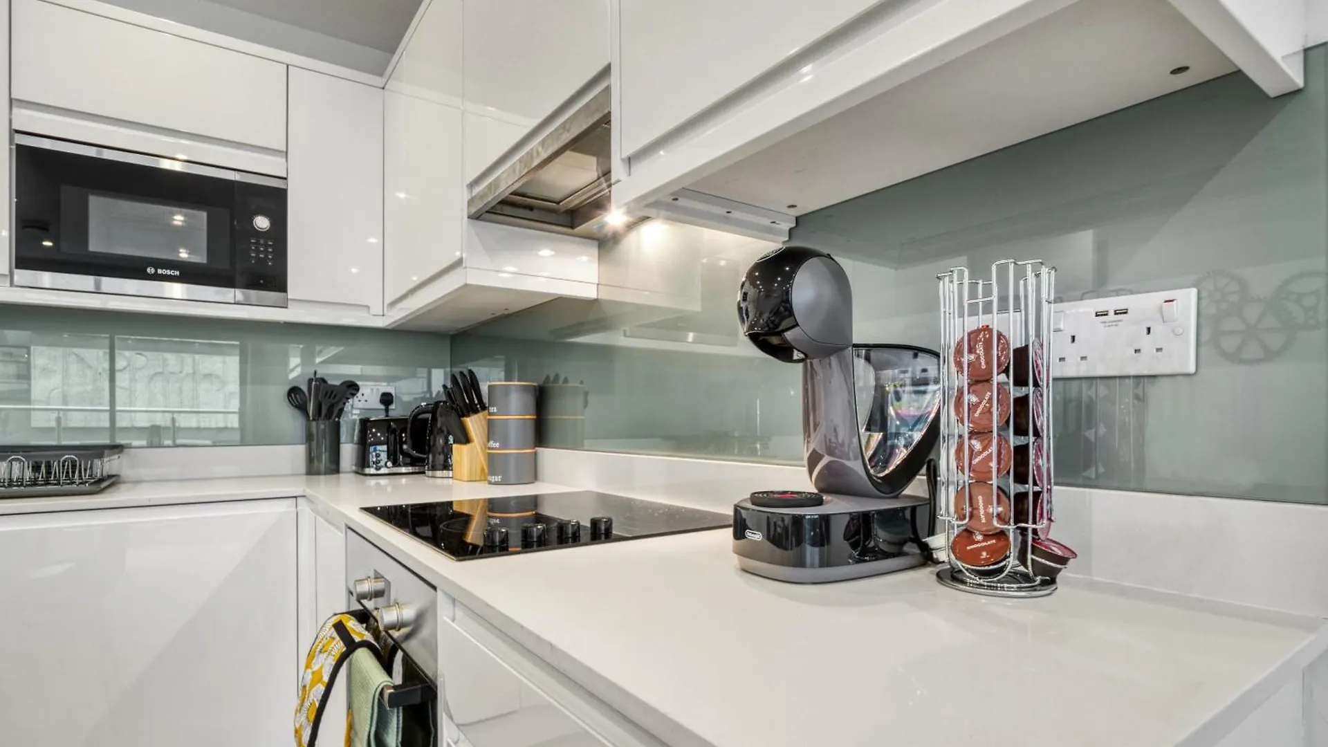 A Vibrant 2 Bed & 2 Bath In Old Street Zone 1 Apartment London