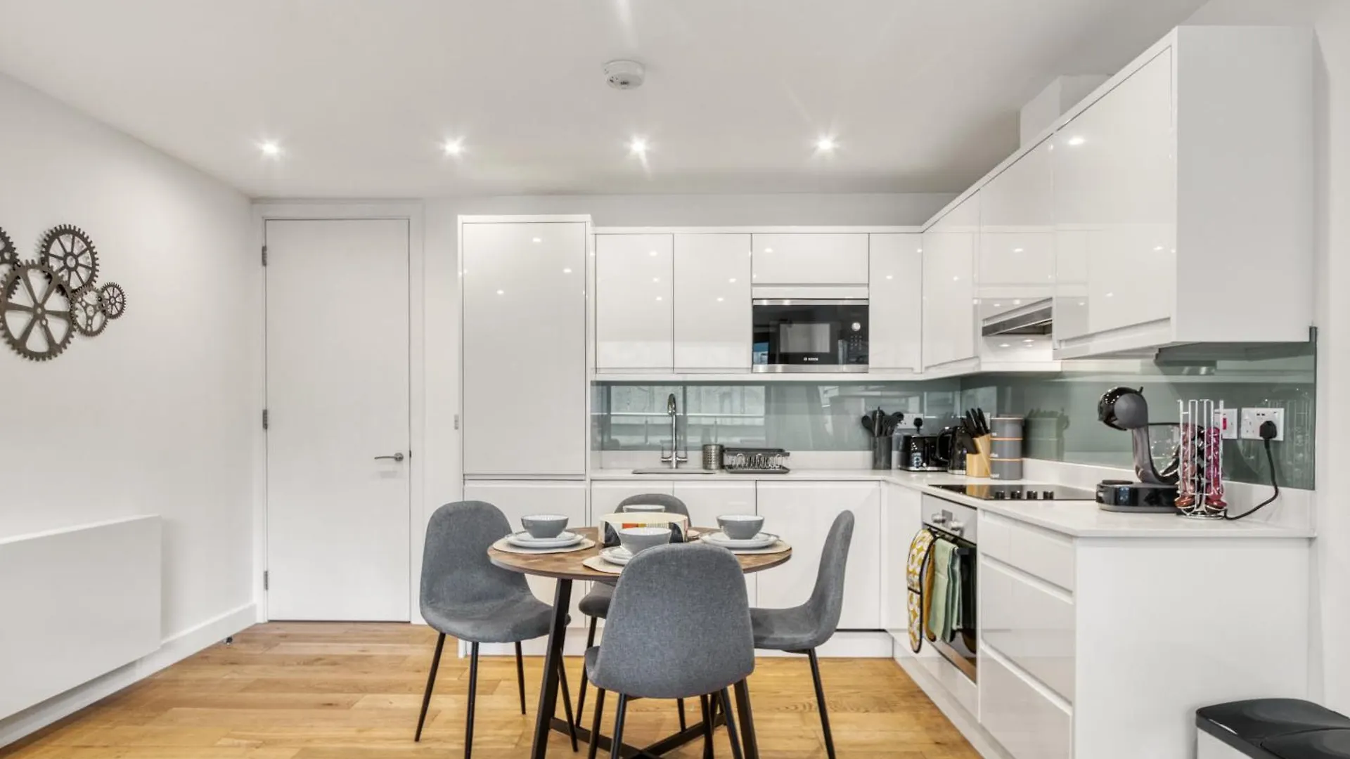 A Vibrant 2 Bed & 2 Bath In Old Street Zone 1 Apartment London