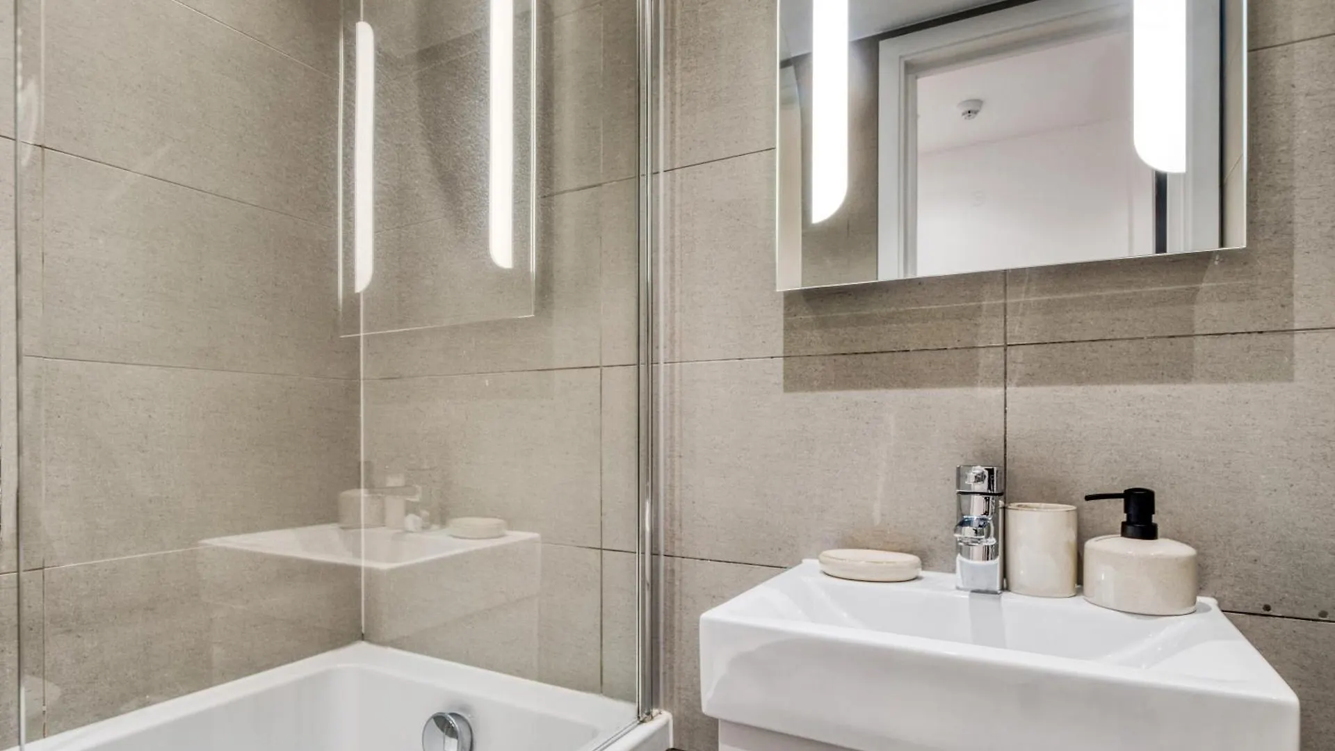 A Vibrant 2 Bed & 2 Bath In Old Street Zone 1 Apartment London