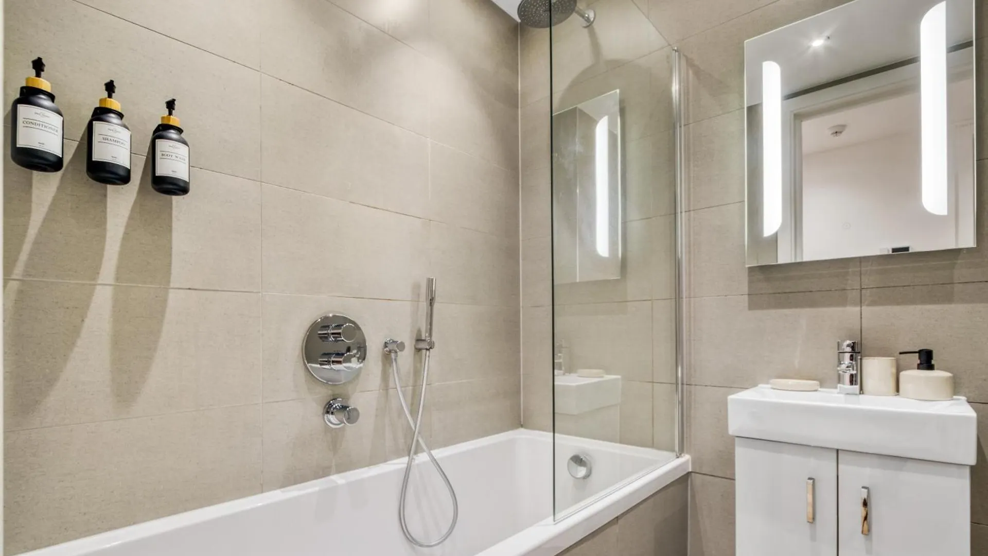 A Vibrant 2 Bed & 2 Bath In Old Street Zone 1 Apartment London