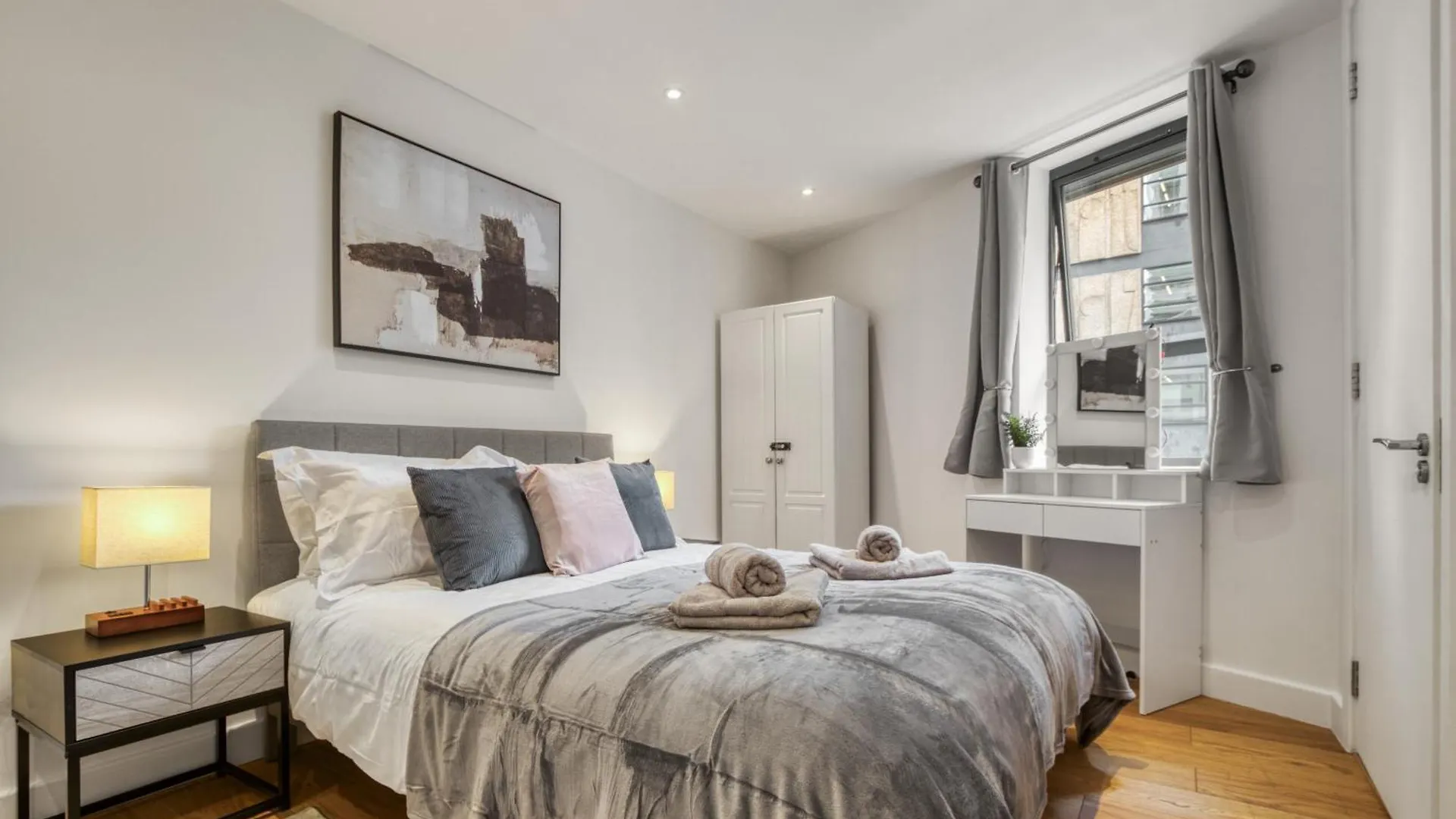 A Vibrant 2 Bed & 2 Bath In Old Street Zone 1 Apartment London