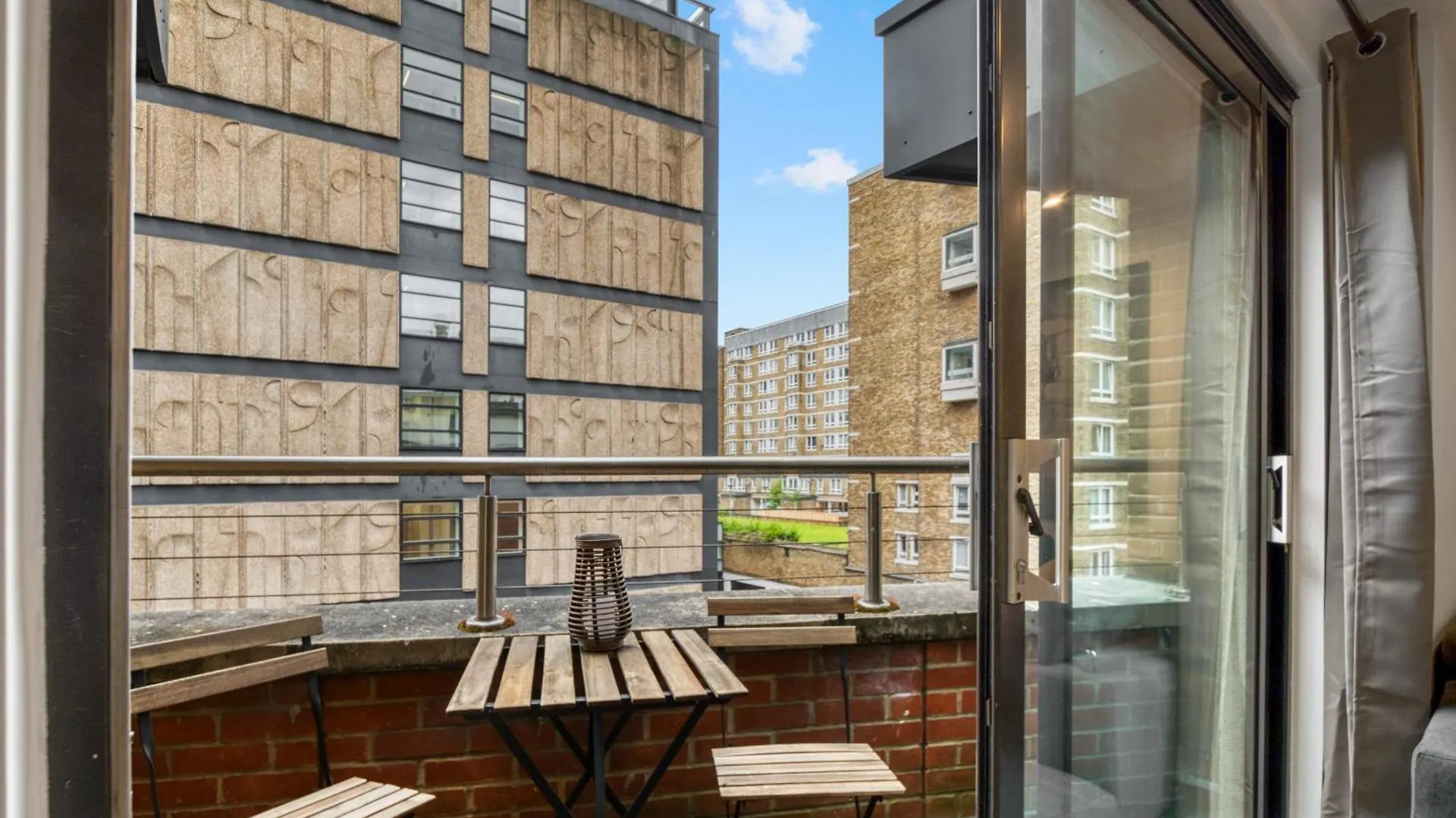 A Vibrant 2 Bed & 2 Bath In Old Street Zone 1 Apartment London